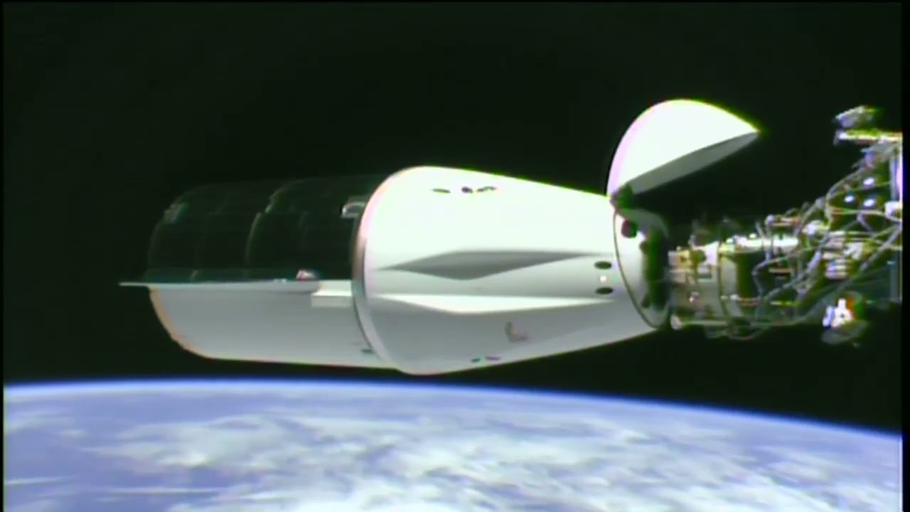 SpaceX Dragon состыковался с космической станцией с грузом весом 5000 фунтов