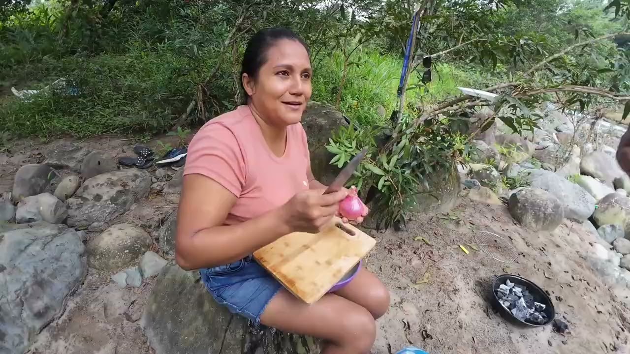Alexita y su familia en el rio