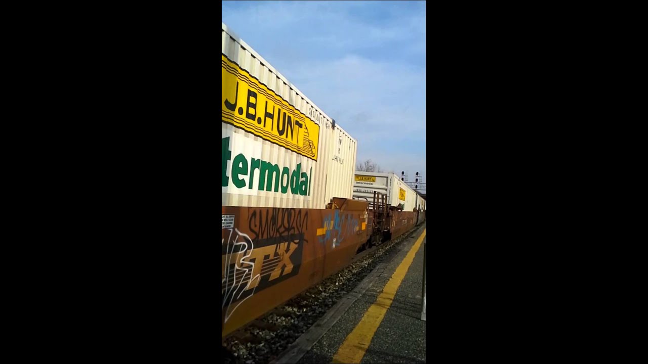 Engineer points at railfan on Q034