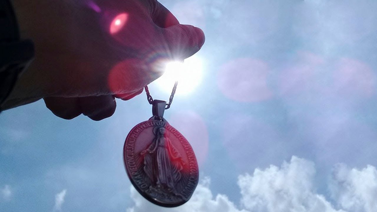 ¿Por qué los consagrados a la Virgen usan una cadena y medalla?