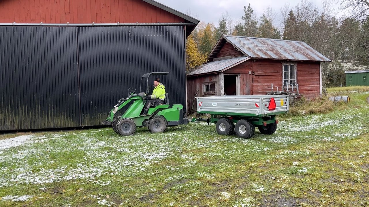 K&ouml;p Redskapsb&auml;rare Avant M528+ELTX med redskap p&aring; Klaravik