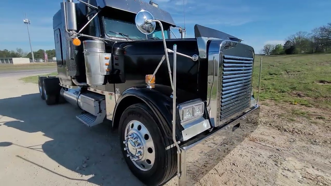 2001 Freightliner Classic XL | Sexton Auctioneers | April 27, 2023 Online Auction