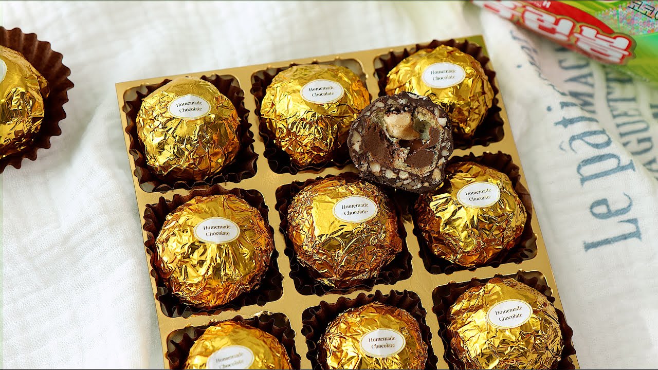 Очень простые конфеты в стиле Ferrero Rocher из бисквитных шариков с шоколадной начинкой.