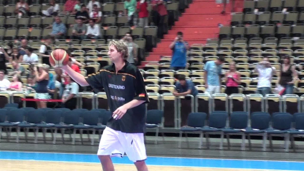 Dirk Nowitzki und Lucca Staiger beim einwerfen