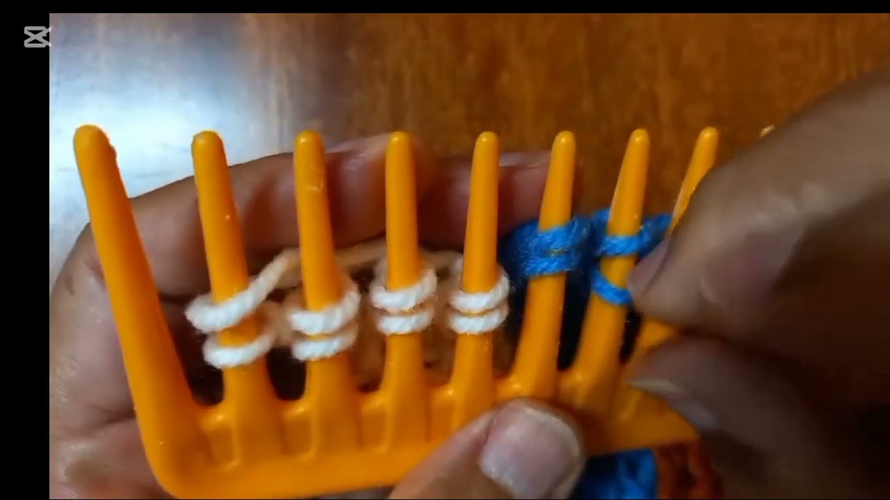 FINGER KNITTING A MULTI COLOUR SCARF. WATCH HOW TO INTERSECT COLOURS