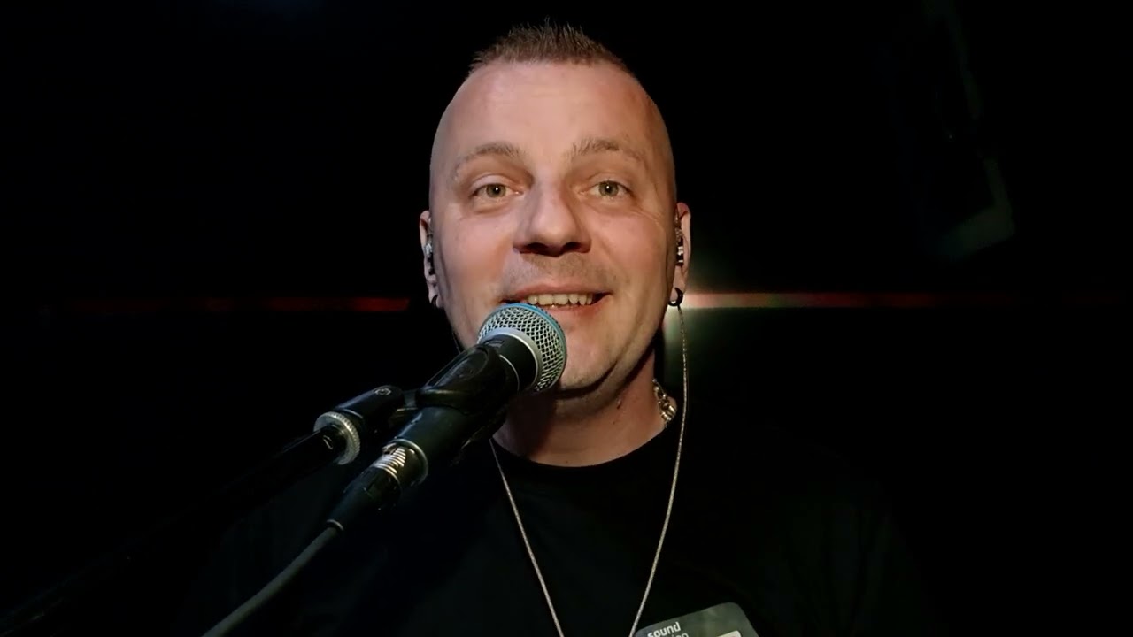 Boros Öcsi - Piros pettyes ruhácskádban ( magyar nóta)