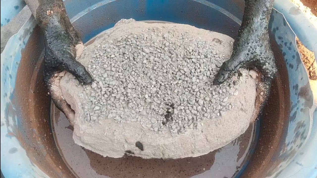 Do you love messy hands 👐🏻 delicious crumbling of red dirt with choco chips in lot's of water 💦 asmr