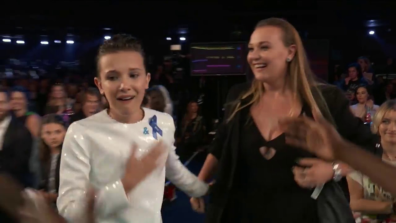 Stranger Things Cast Reaction to Millie Bobby Browns Acceptance Speech is EVERYTHING