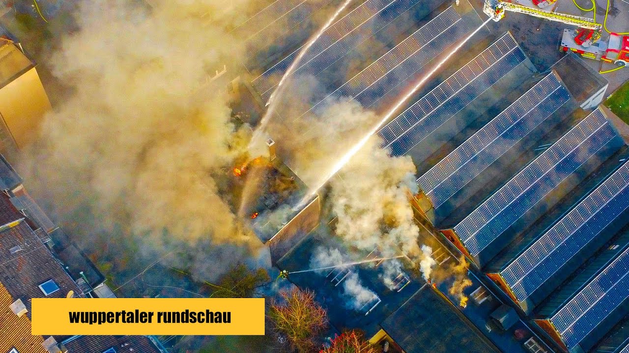 Wuppertaler Feuerwehr kämpft stundenlang gegen Großbrand