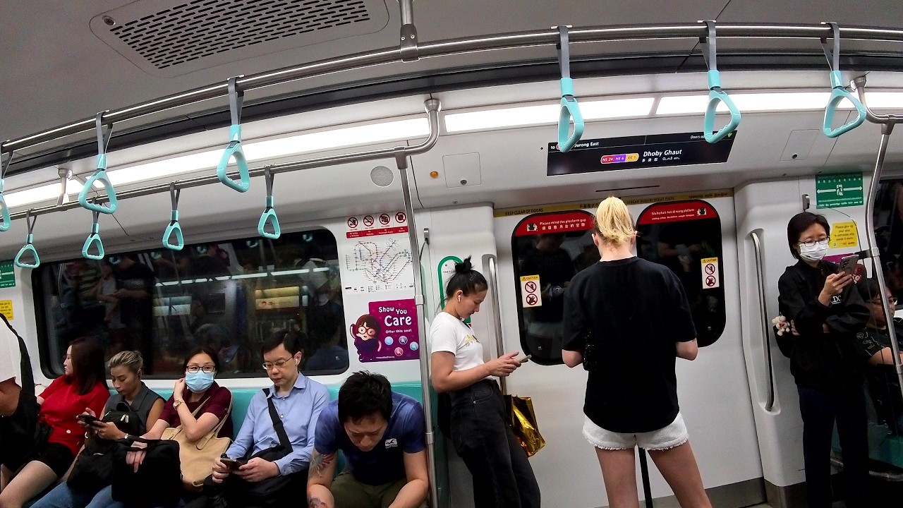 Dhoby Ghaut MRT Station (NS24/NE6/CC1) | Paid transfer link walk from NSL Platforms to NEL Platforms