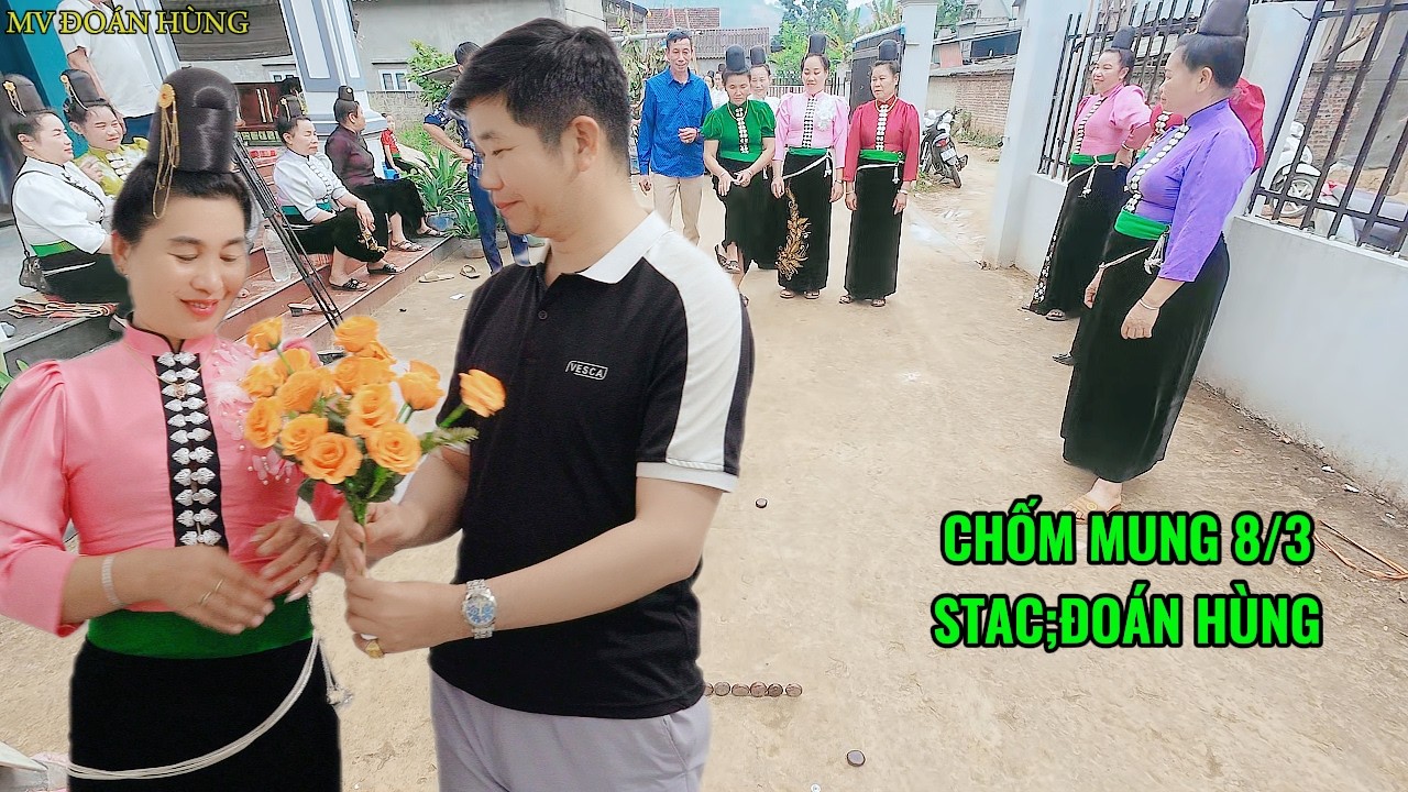 VỢ ĐOÁN HÙNG NHẬN BÓ HOA RẤT VUI VÀ CẤT LÊN CA KHÚC TUYỆT VỜI