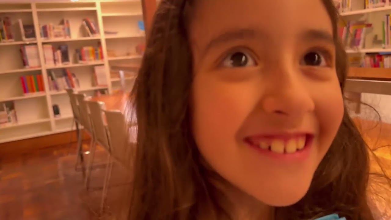 Isabela na biblioteca - escolheu  4 livros  📚 para ler 