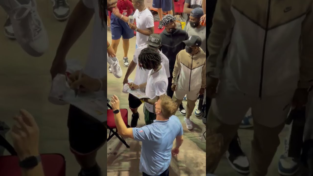 Memphis Grizzlies star Ja Morant stays late to sign autographs at Summer League