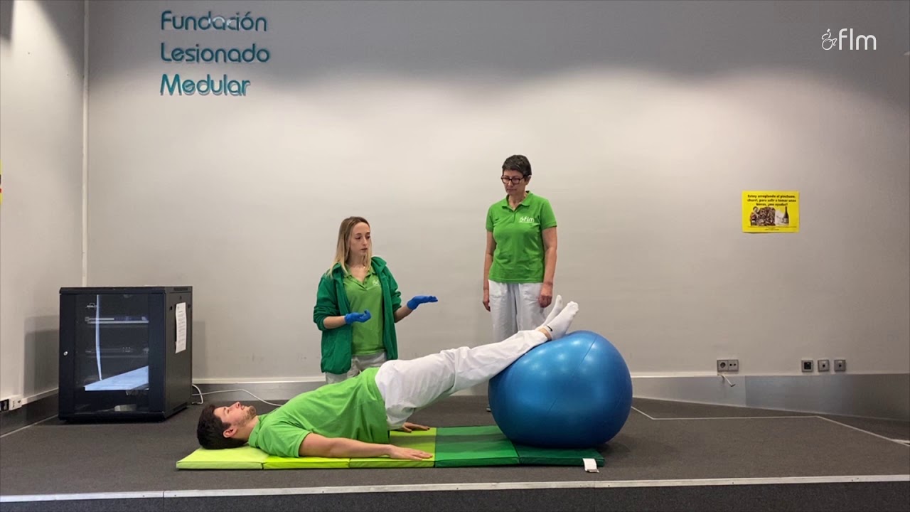 Ejercicios de fisioterapia para hacer en casa | Ejercicios con el Fitball tumbado