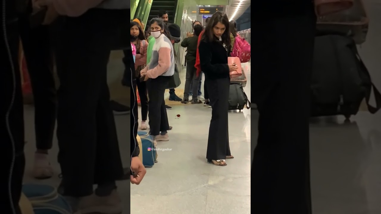 🌹Dost Ne Bhi Nai Liya #delhi #metro #mohitgauhar #prankvideo #propose #shortsvideo #funnyvideos