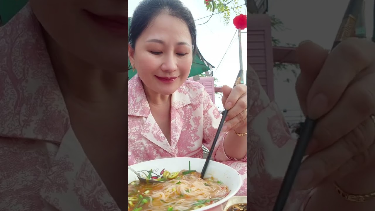 Em mời cả nhà ăn hủ tiếu cùng 2 bà cháu em.