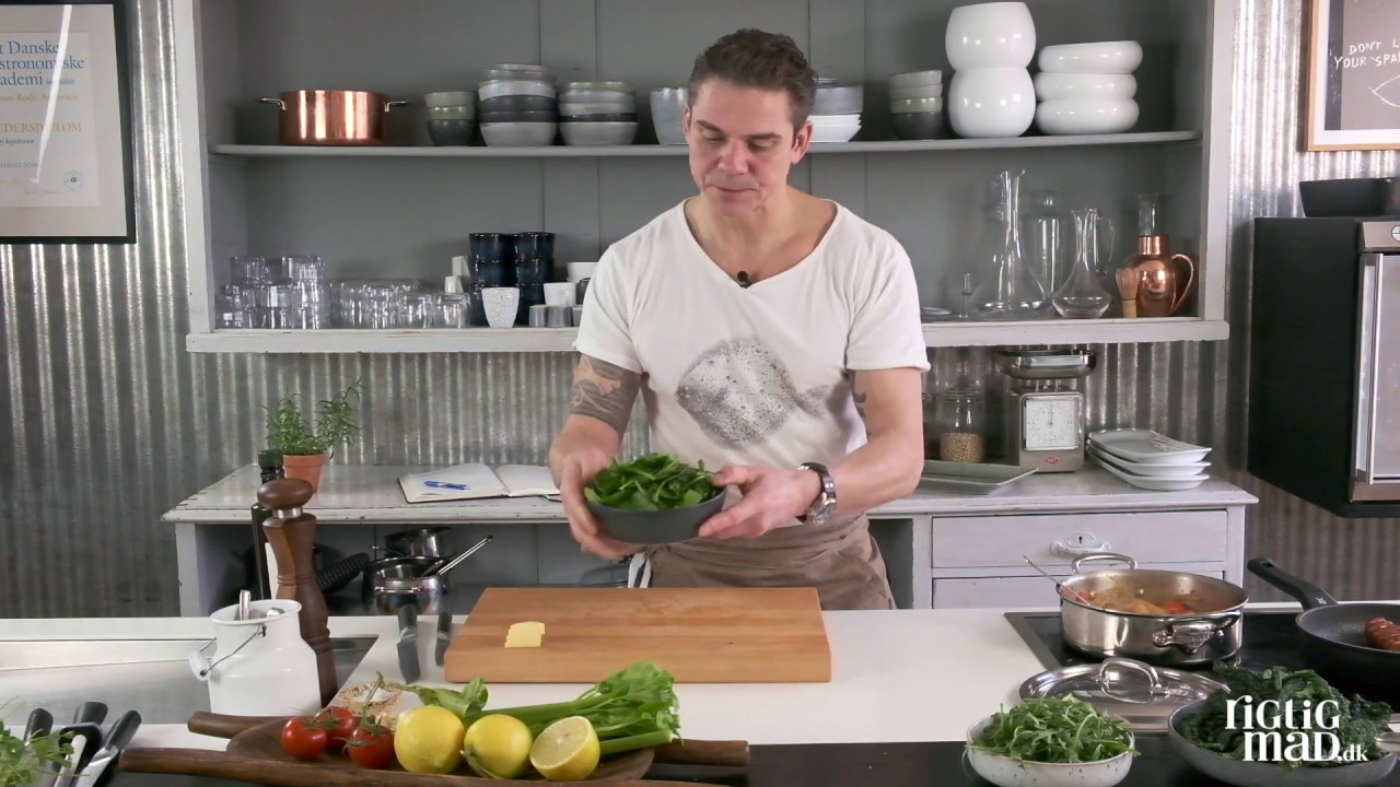 Laksemedaljoner | Med sprødt bacon, fennikel og urter i tomatbouillon