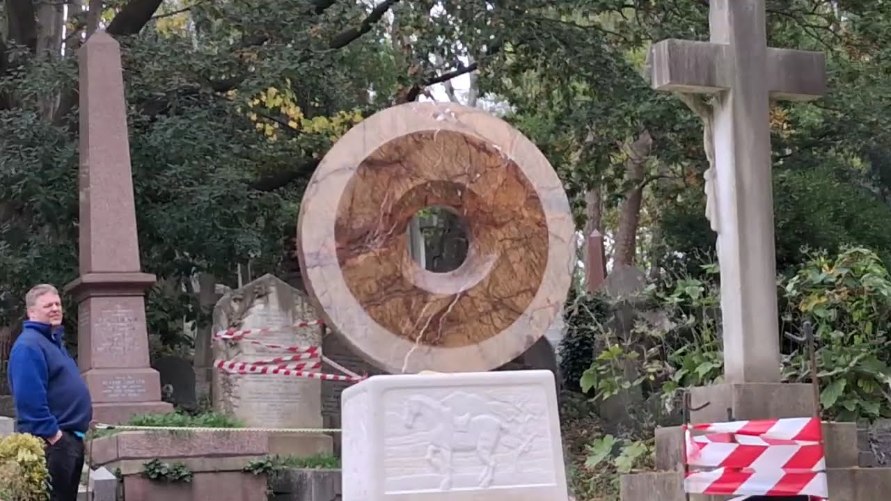 THE HIGHGATE CEMETARY LONDON EAST SIDE