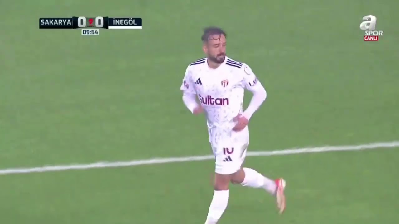 ❝YARADAN NE G&Uuml;ZEL YARATMIŞ❞🌧️ Emre Tilev, Sakaryaspor - İneg&ouml;lspor ma&ccedil;ındaki kuvvetli yağışı 
