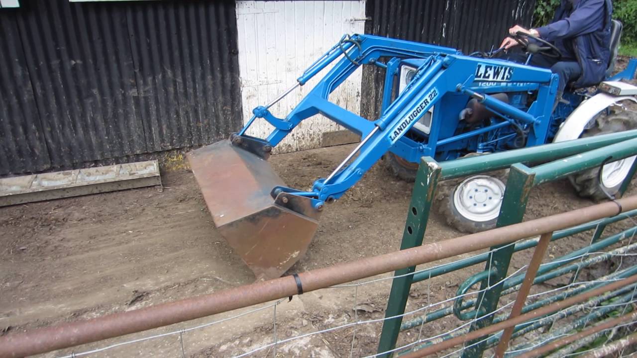 FORD 1200 4WD COMPACT TRACTOR WITH LEWIS LOADER 3