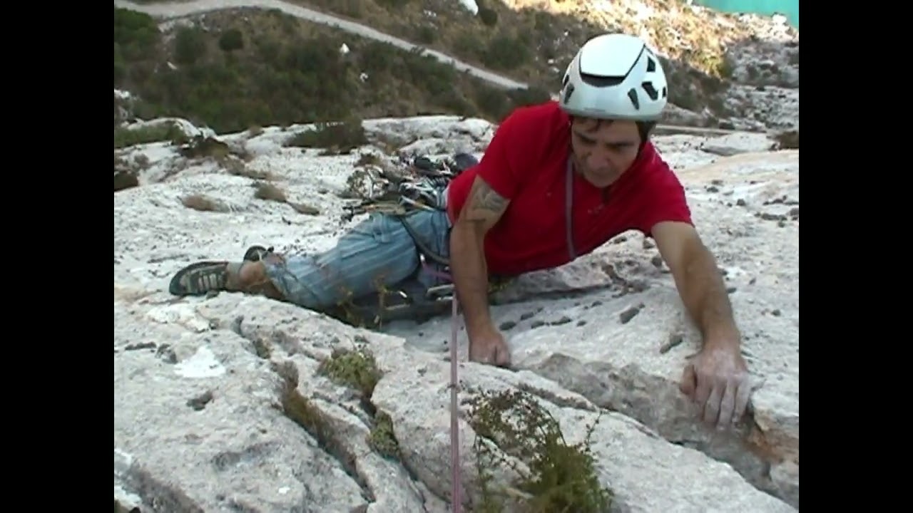 Escalando la vía Roxy en la cara norte del Peñón de Ifach ...