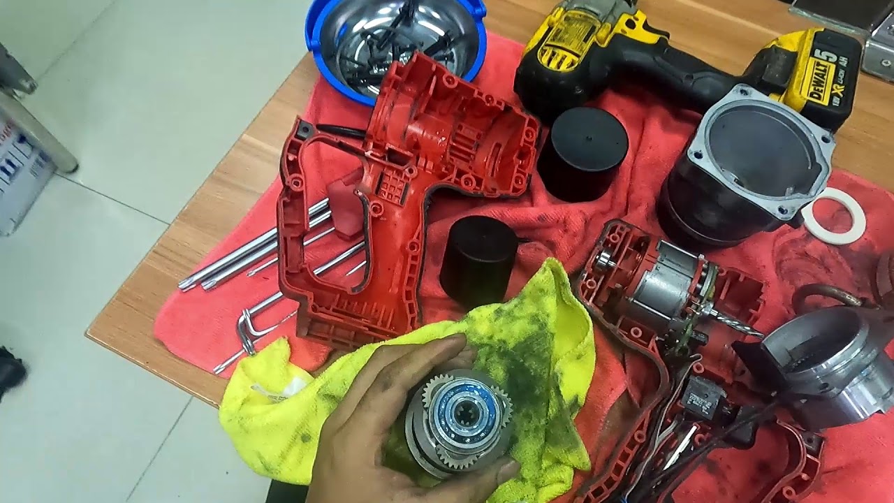 Vệ Sinh Máy Bu Lông Milwaukee M18 2867