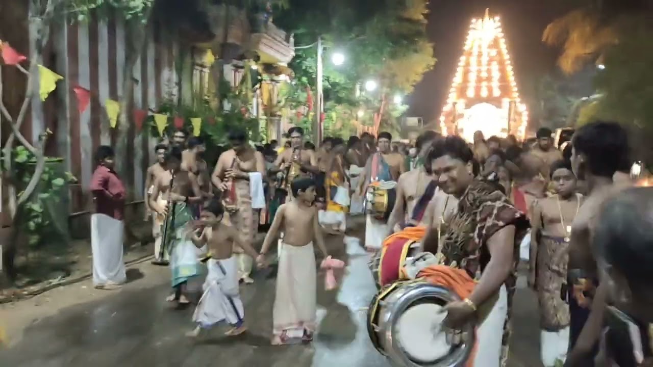 நாதஸ்வர கச்சேரி யும்.   சப்பறம். திருநெல்வேலி பழங்கிணற்றடி வீரகத்தி விநாயகர் கோயில்.