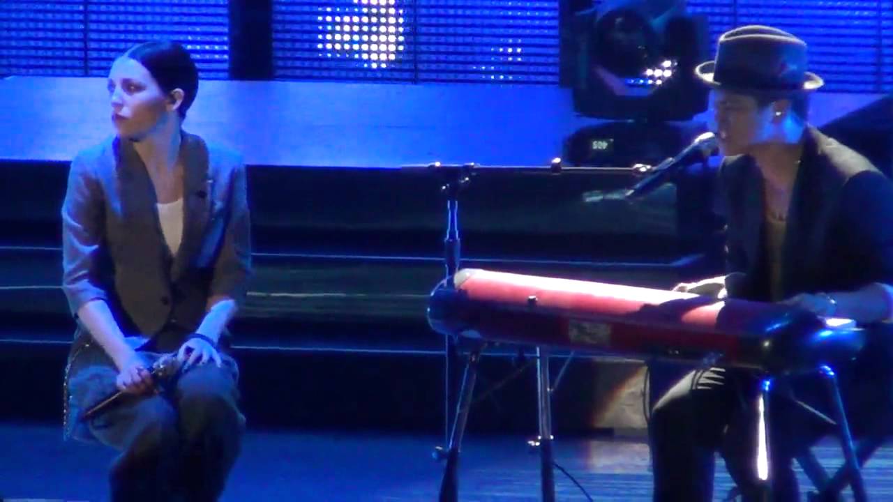 Bruno Mars und Skylar Grey - It will Rain - Jahrhunderthalle Frankfurt 2011- HD