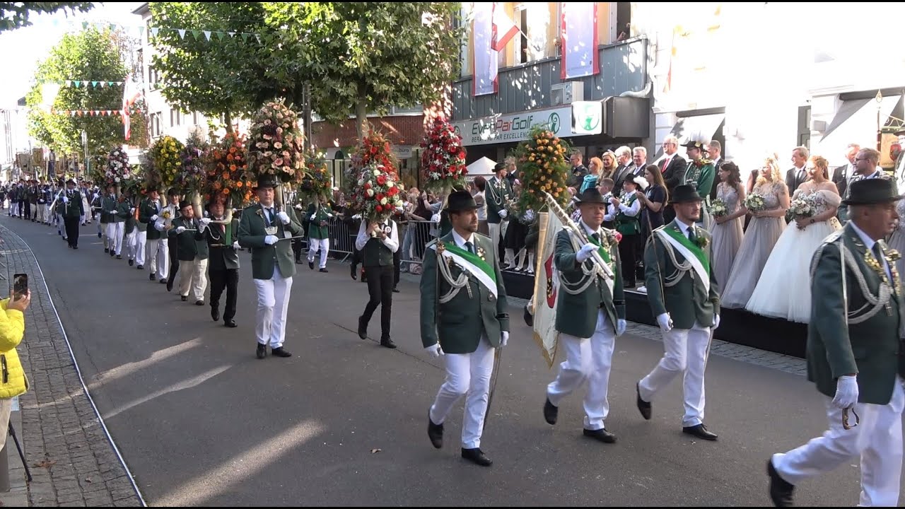 Schützenfest 2025 in Grevenbroich. Die Blumen und Fahnenparade