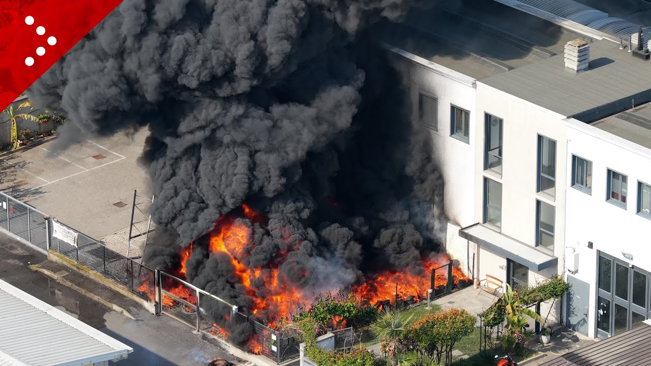 Incendio in un deposito vicino a un centro commerciale di Cornaredo. Gente in strada