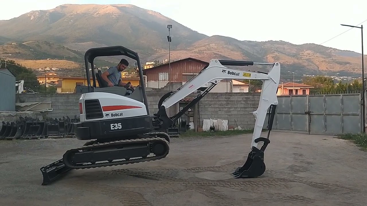 MINIESCAVATORE BOBCAT E35 GIROSAGOMA 2015