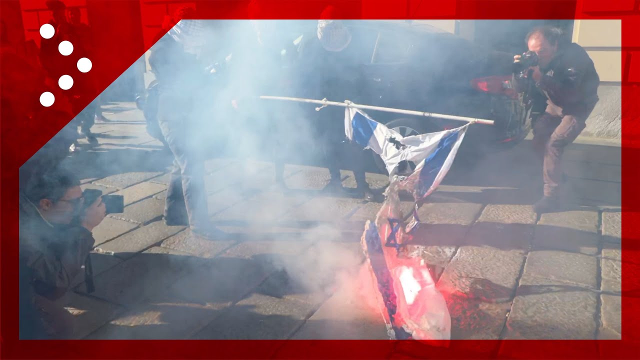 Corteo studenti a Torino, bandiera di Israele bruciata in Piazza Castello