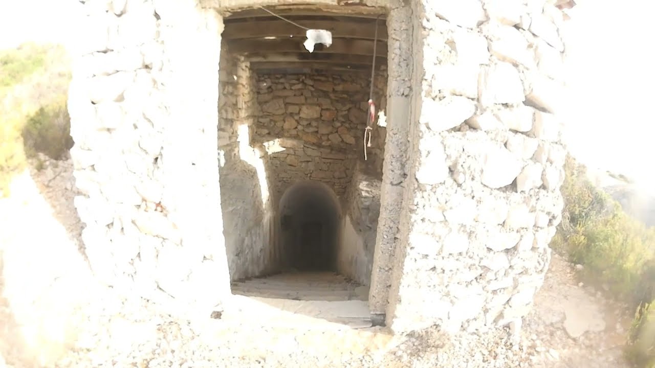 Otok Vis, ex baza JNA - Obalna topovska baterija 