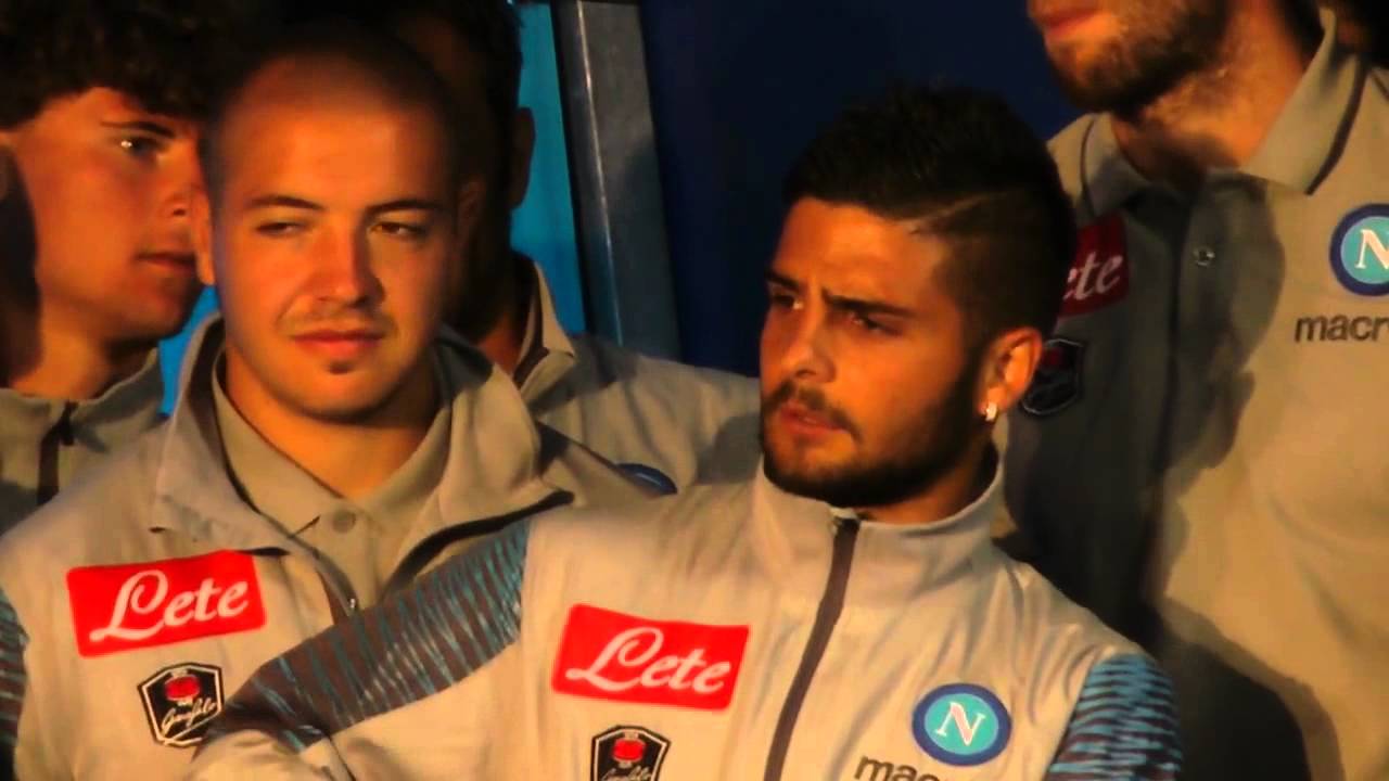 Lorenzo Insigne si rifiuta di parlare sul palco durante la presentazione
