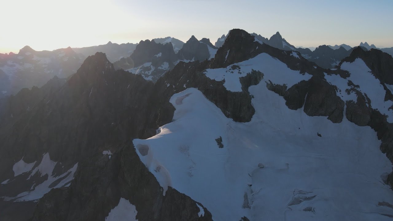 Ascension de la Roche Faurio 3730m dans le massif des Ecrins avec prises  de vue drone à 4000 mètres