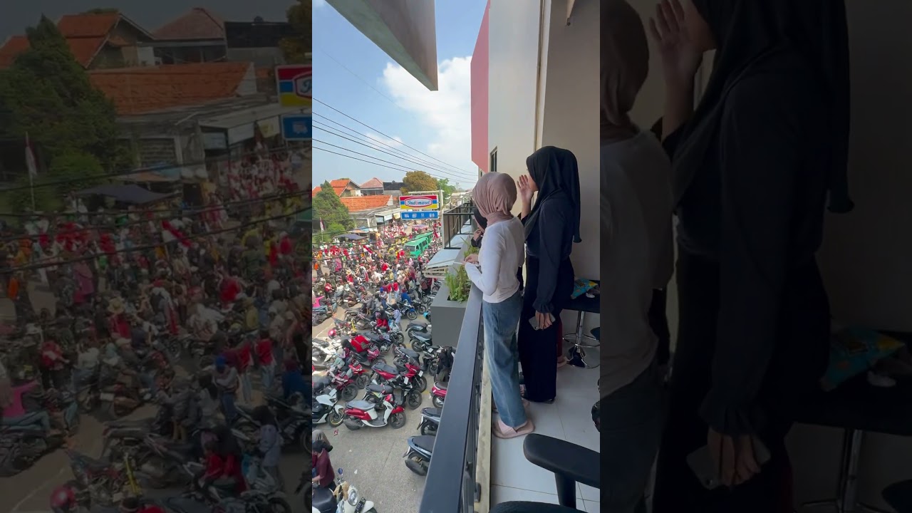 Nonton arak arakan karnaval agustusan 