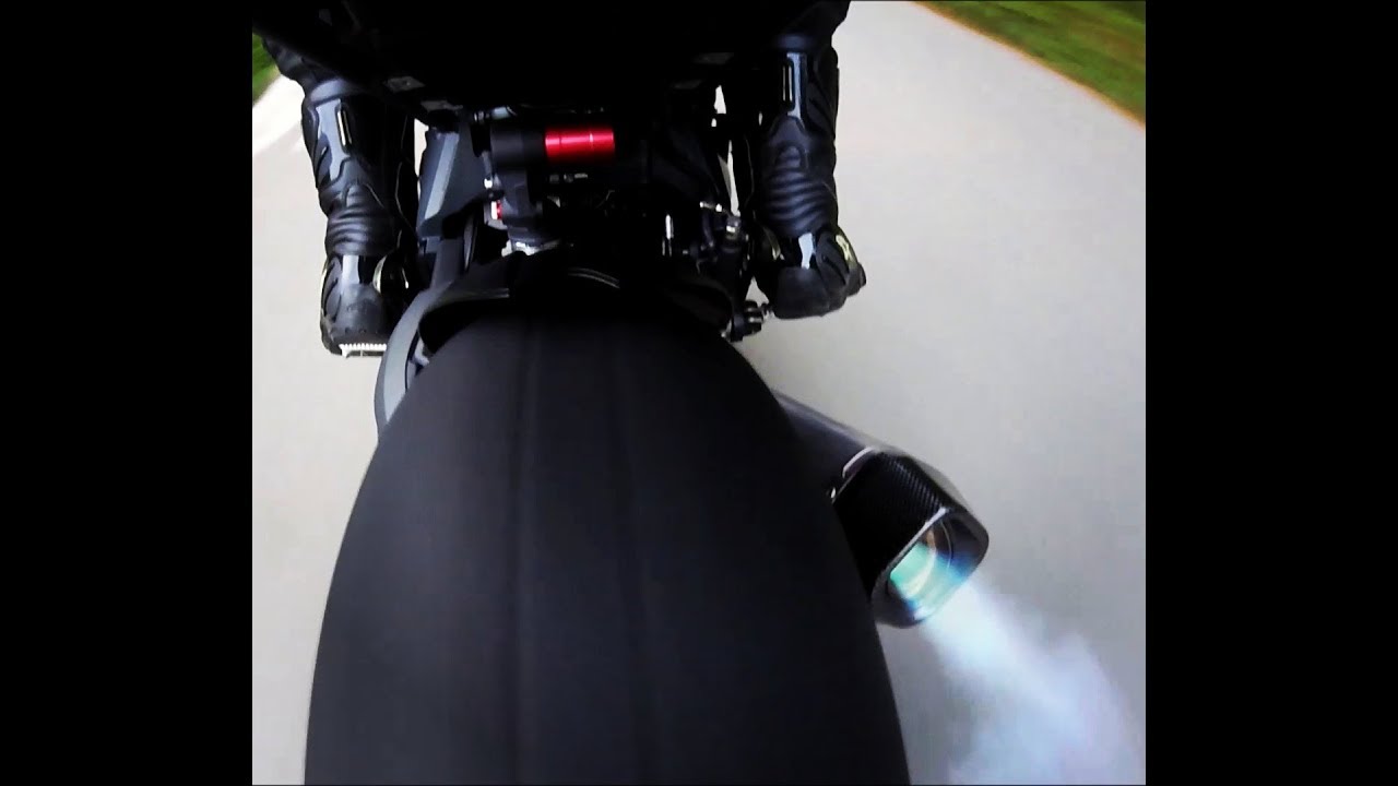 Triumph Speed Triple 1050 exhaust flames sound