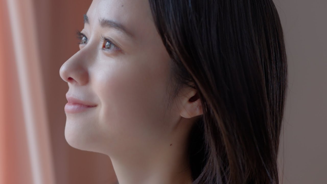 堀田真由、つややかな横顔。今年はデビュー10周年、肌と心に願いを込める／ミノン アミノモイスト CM＋メイキング＋インタビュー