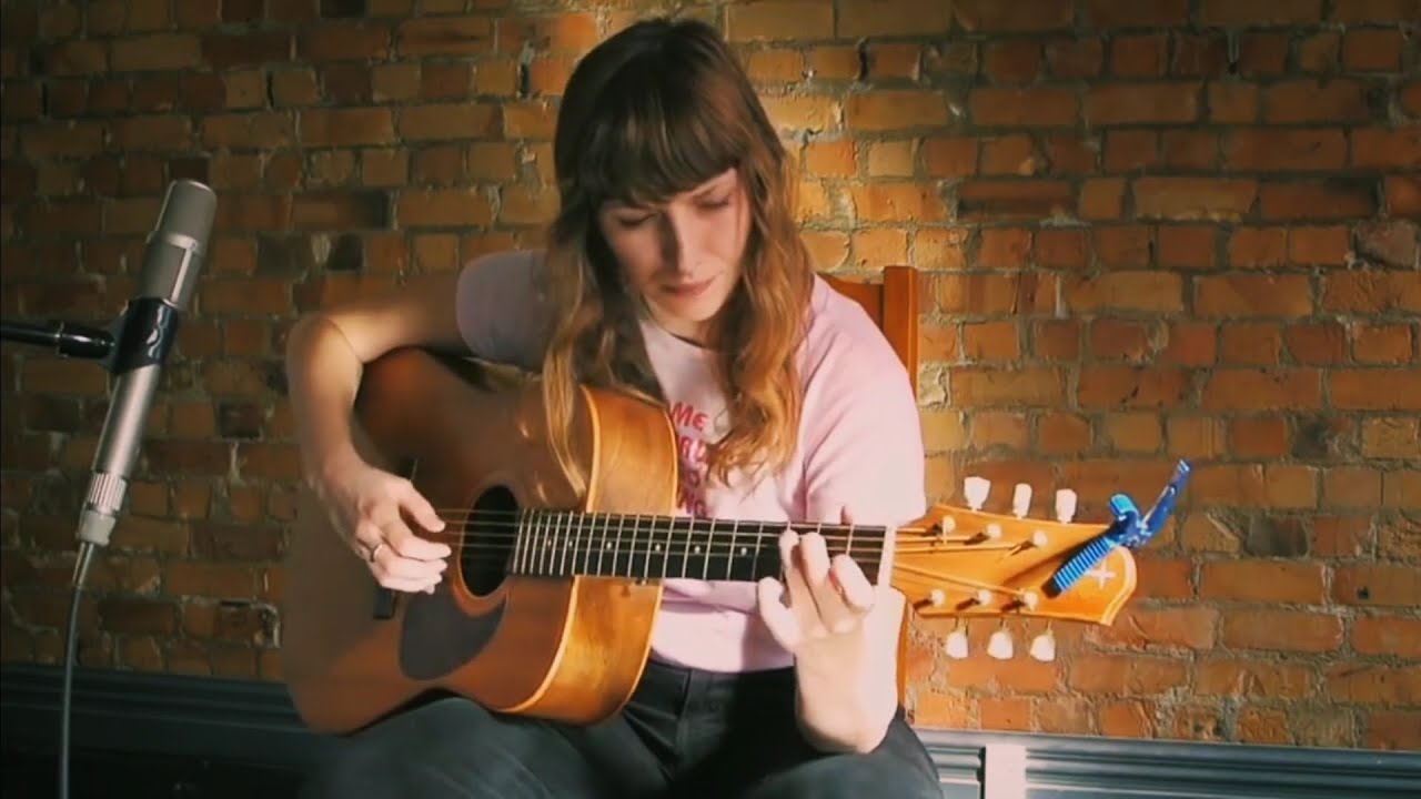 Small bones of courage - Aldous Harding @ The 13th floor
