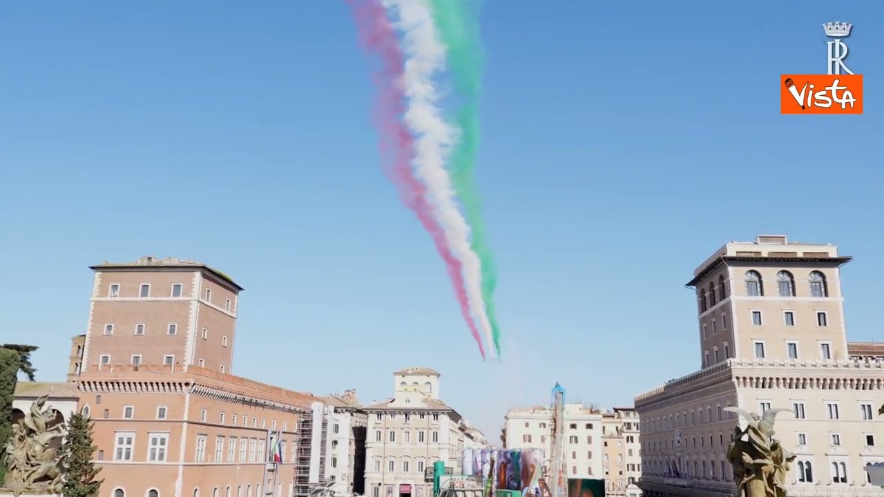 Giornata Unità d'Italia, il passaggio delle Frecce Tricolori sopra l'Altare della Patria