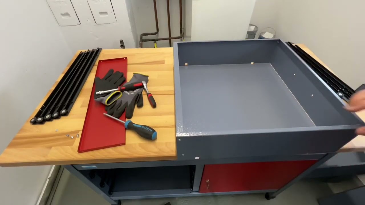 Arbeitstisch in der Werkstatt montieren - Küpper Metall Werkbank Schubladen Montage Anleitung