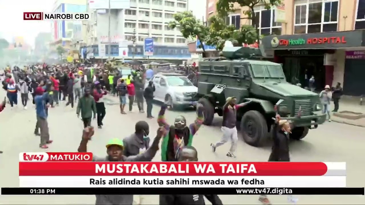 KDF officers enter Nairobi CBD amid cheers from demonstrators