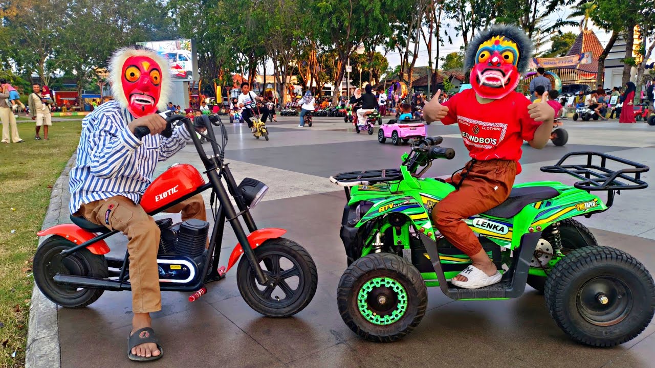 Novel & Samuel Ke Alun-alun Naik Mobil Mobilan, Motor Mainan, Beli Ice Cream Roll Oreo