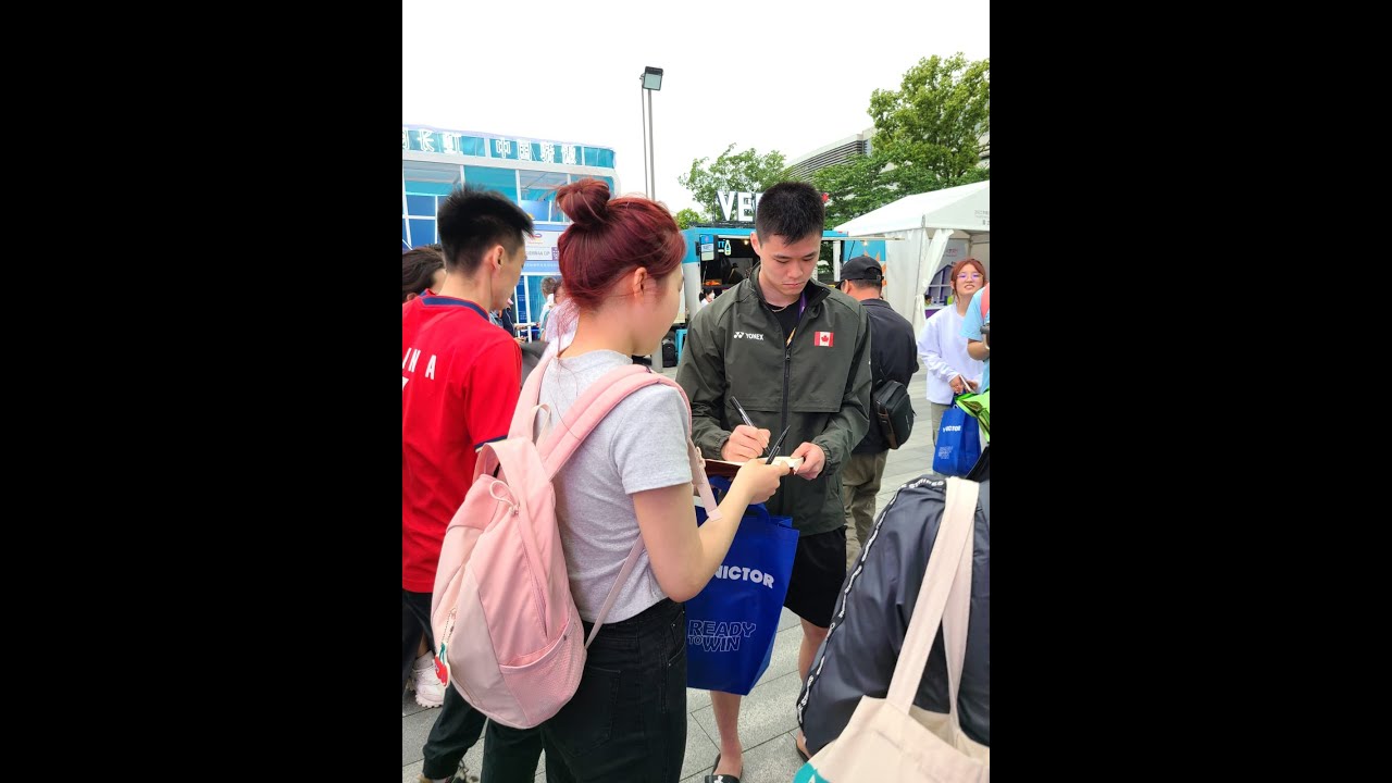 TotalEnergies BWF Sudirman Cup Finals 2023 | Brian Yang (CAN) Signing For Fans
