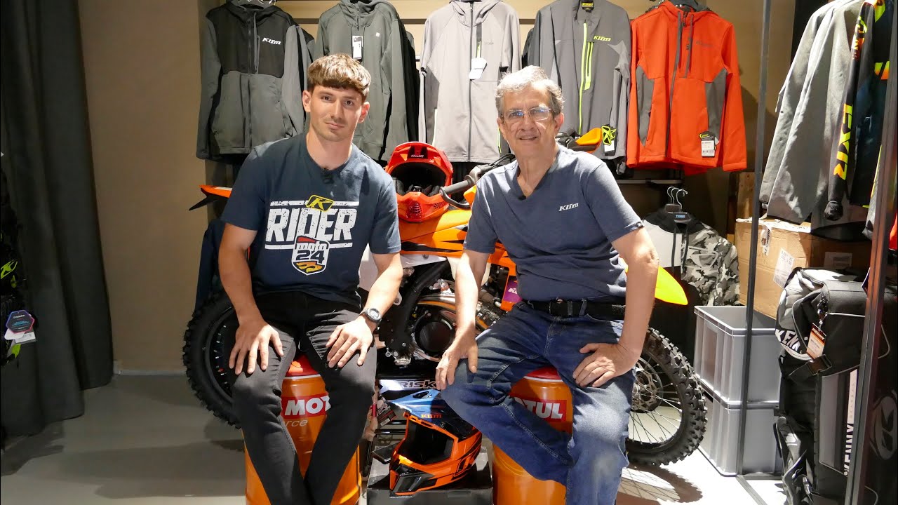 Echipamentul profesional de enduro din colecția oferită de compania Moto24 din Brașov.