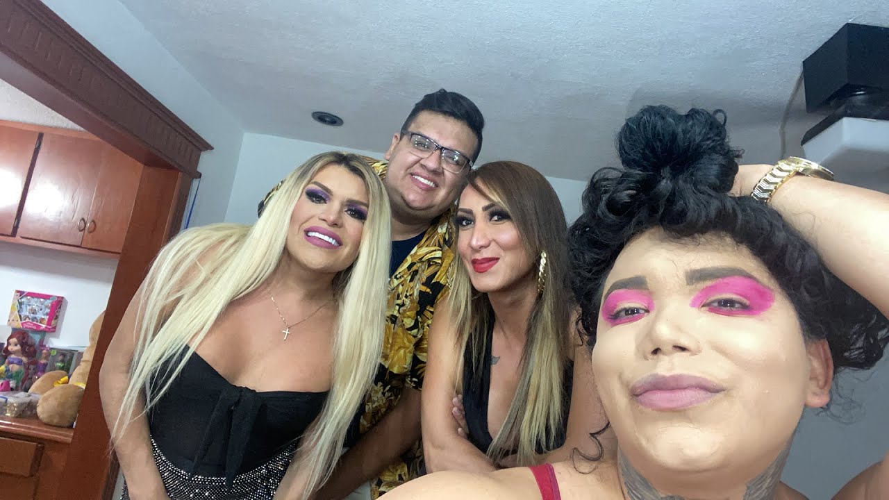 Hola Con Wendy y Rosa y Salma 👍🏻 arreglándonos para irnos al antro
