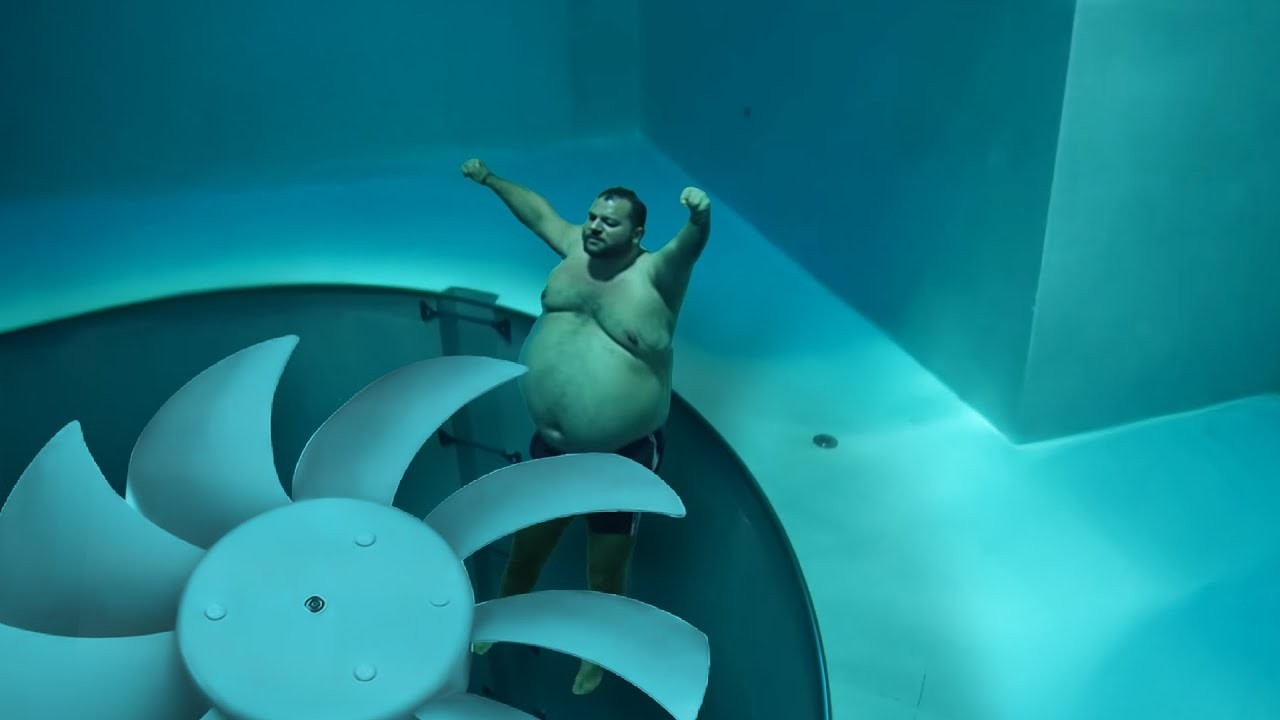 Se qued&oacute; atascado en la piscina m&aacute;s profunda del mundo... 😨