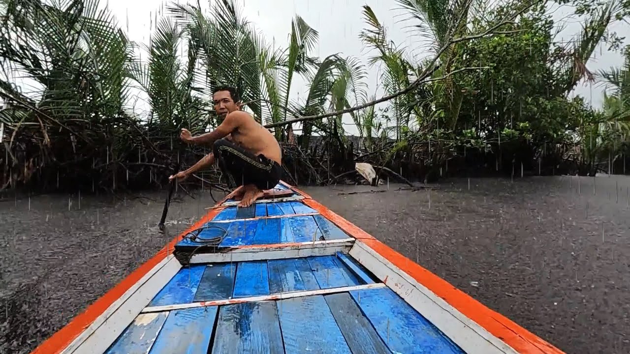 Nyaris zonk mendadak hujan sangat deras saat mancing di sungai langsung masak mie tiaw udang galah