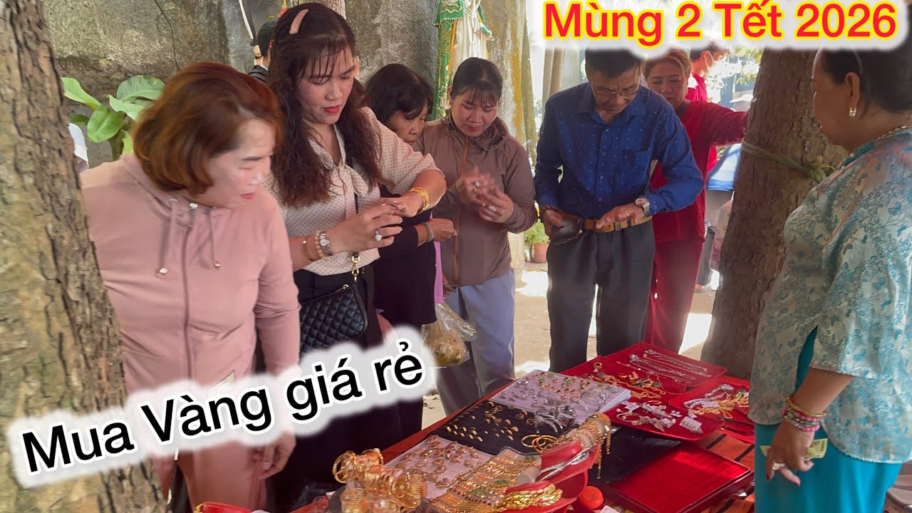 Đầu Năm Lễ Chùa Bắt Gặp Cảnh Người Dân Chen Nhau Mua Vàng Giá Rẻ 