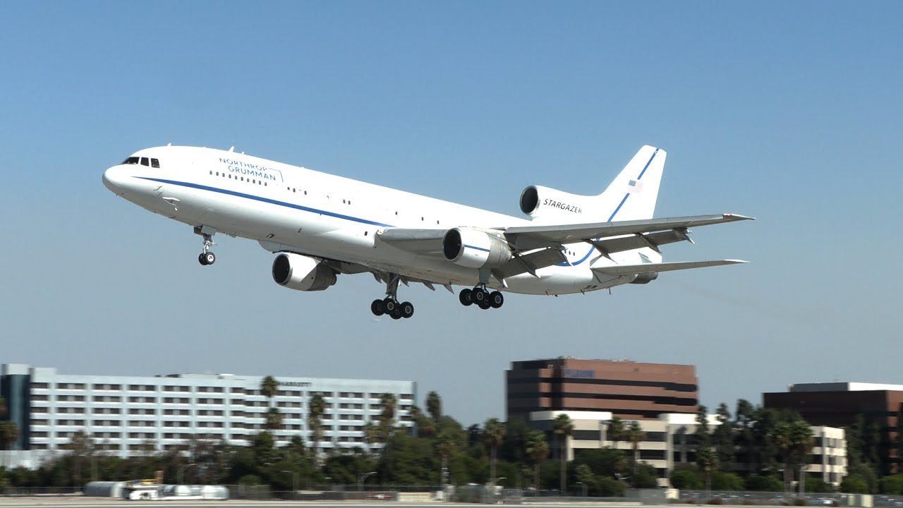 Lockheed L-1011 Tristar Landing & Takeoff - Stargazer